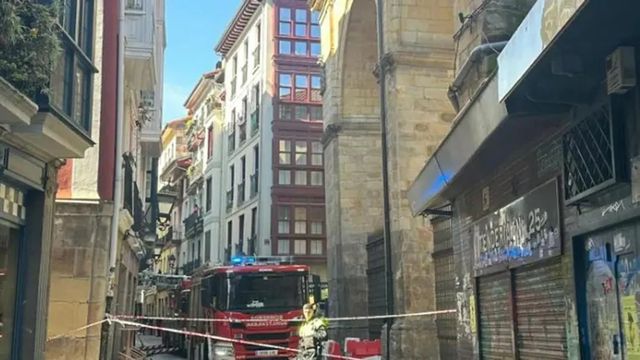 Cinco operarios heridos en el derrumbe de la cubierta de un edificio en obras en Bilbao