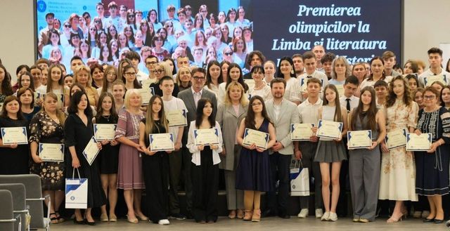 Guvernul României a premiat laureații olimpiadelor republicane la limba română și istorie