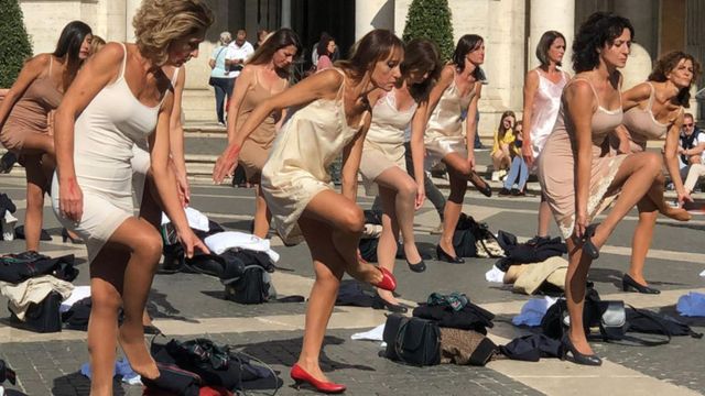 Protest inedit in Italia. Foste stewardese s-au dezbracat in centrul Romei