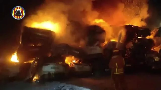 Un incendio calcina decenas de coches afectados por la dana en un solar de Catarroja