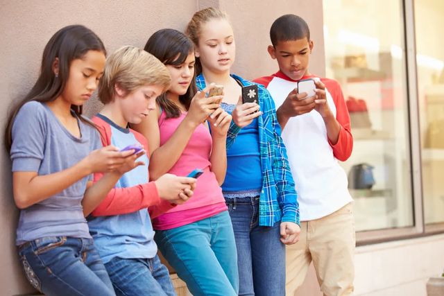 Franța interzice accesul minorilor sub 15 ani la rețelele de socializare