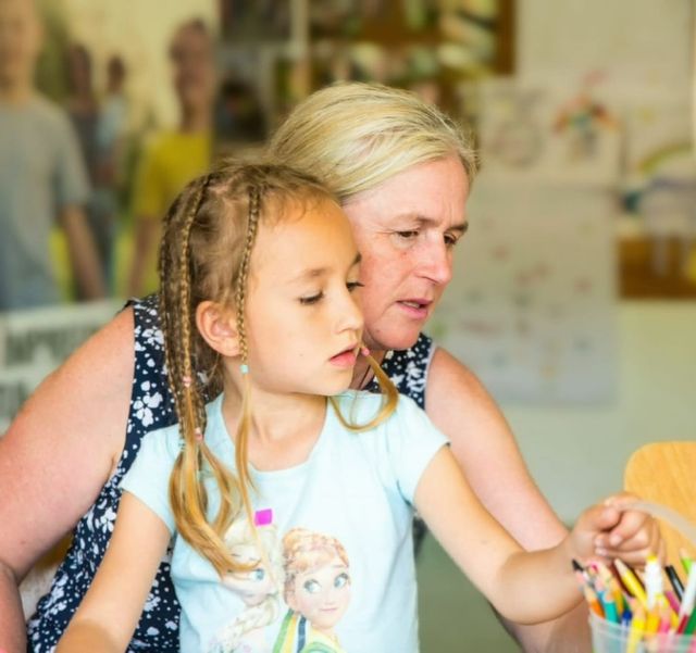 Jumătate dintre românii care lucrează în străinătate nu vin acasă, la copii, de Paște