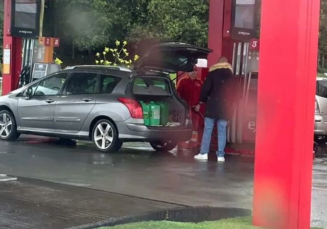 «Colas kilométricas» por conductores franceses que cruzan a Guipúzcoa para llenar el maletero de bidones de gasolina