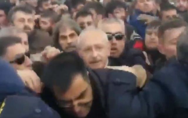 Liderul principalului partid de opoziție din Turcia, atacat de un grup de persoane în timp ce participa la o înmormântare