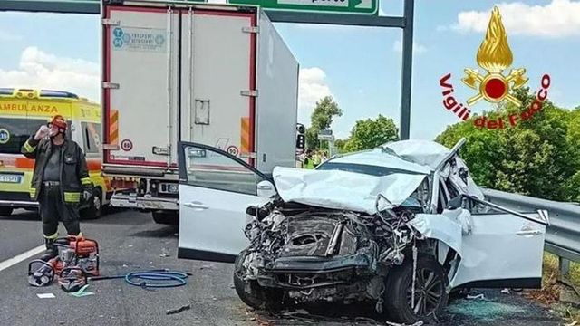 Padova: tamponamento a catena tra 5 auto-tir su a4, 1 morto e 7 feriti