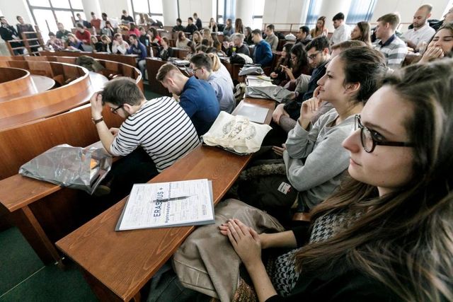 Vysokoškolští učitelé v Česku dnes budou protestovat proti nízkým platům