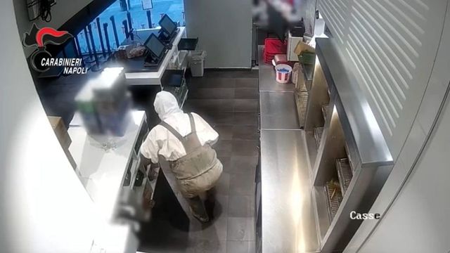 Presa banda del buco terrore dei negozi a Napoli, svaligiato anche il ristorante KFC a piazza Carità