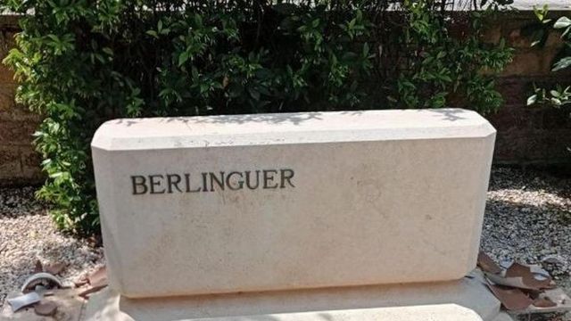 Berlinguer, vandalizzata la tomba: la denuncia della figlia sui social