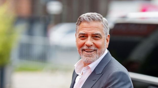 George Clooney e Amal Alamuddin in vacanza in Italia, la coppia con i figli a villa Oleandra