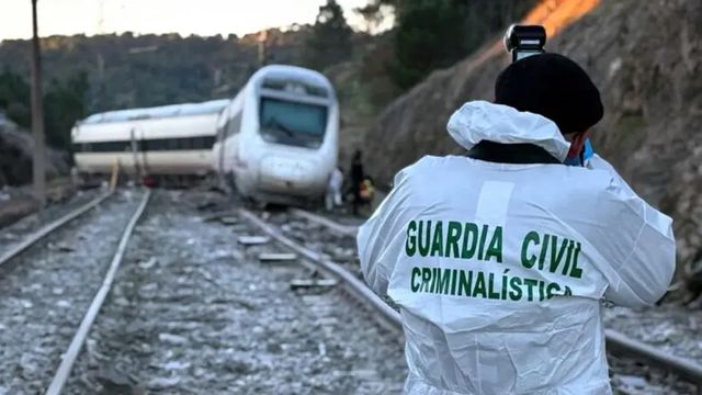 Treno contro gru, feriti in nuovo incidente ferroviario in Spagna