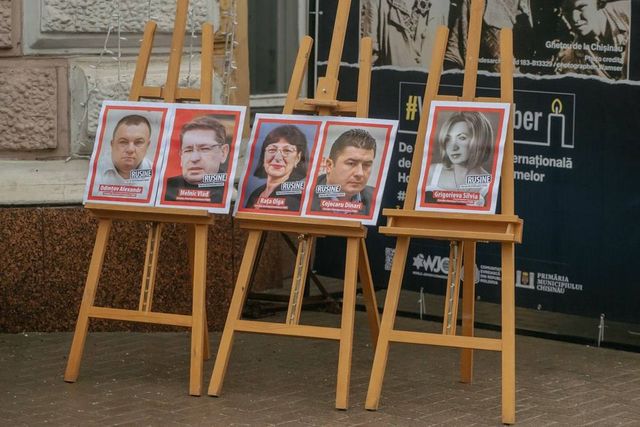 „Tabla de onoare a fugarilor și chiulangiilor” din CMC, expusă în fața Primăriei de consilierii MAN