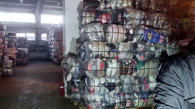 Aproape 500 de tone de haine second-hand degradate găsite în urma unor percheziții în Târgu Mureș