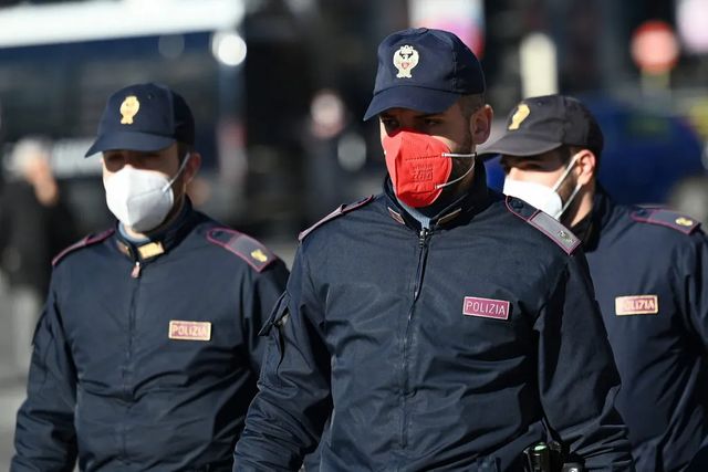 Polițiștii din mai multe orașe italiene au primit măști de protecție roz și refuză să le poarte