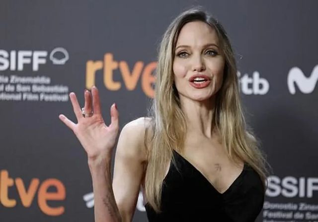 Angelina Jolie comparte por primera vez las cicatrices de su doble mastectomía por una causa solidaria