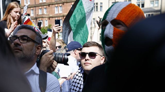 Elfogtak egy férfit, aki robbantással fenyegetőzött a Kneecap kitiltása miatt
