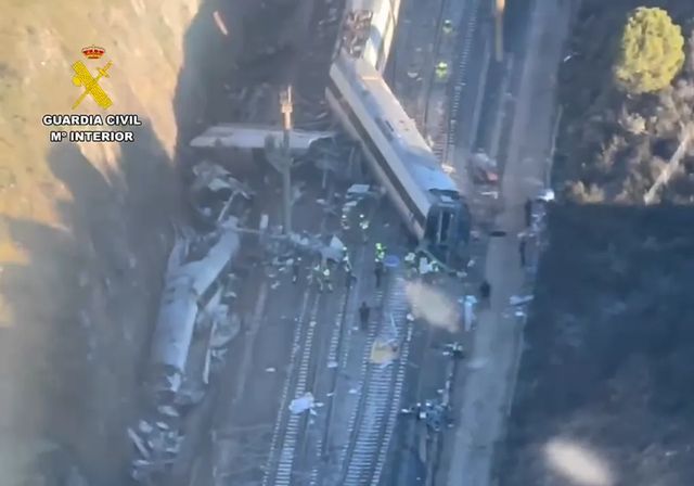 Las imágenes aéreas de la Guardia Civil revelan la magnitud de la tragedia ferroviaria