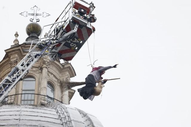 Roma, la Befana atterra in una Piazza Navona stracolma di bambini