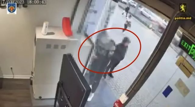 10 ani de închisoare pentru capul unor escroci care au contractat credite pe internet în numele a 36 de tineri