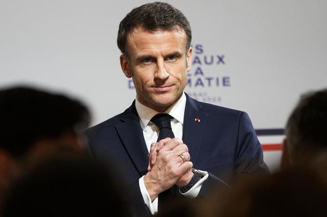 Il giallo dell’orologio di lusso di Macron: lo toglie durante l’intervista mentre parla di sacrifici