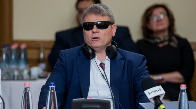 Kátai-Németh Vilmos is megkezdte, kisebb malőrrel indult a meghallgatása