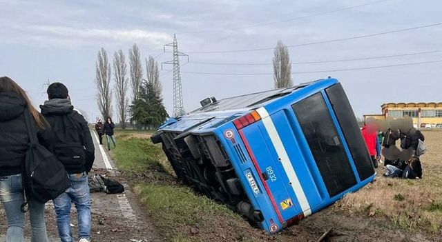 Terribile schianto tra auto e pullman carico di studenti: automobilista morta e bus capovolto