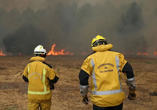 El fuego del suroeste de Francia gana terreno: está a 15 kilómetros del área metropolitana de Burdeos