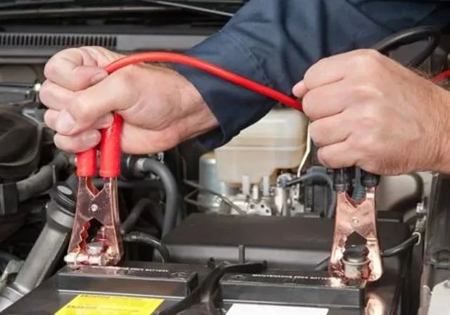 Si te quedas sin batería en el coche, atento: este es el primer cable que debes conectar si usas las pinzas