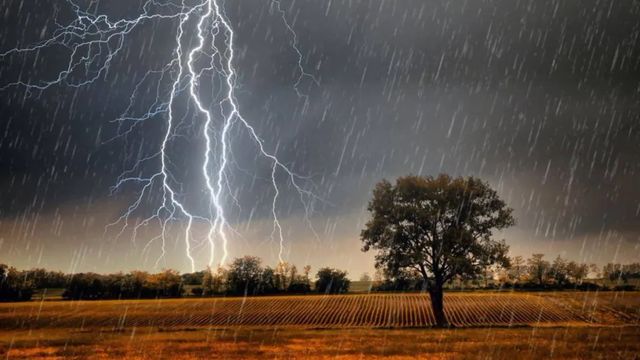 Cod galben de instabilitate atmosferică pentru întreaga țară, valabil în seara zilei de miercuri