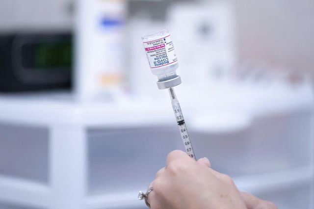 Ue autorizza il vaccino contro le nuove varianti del Covid