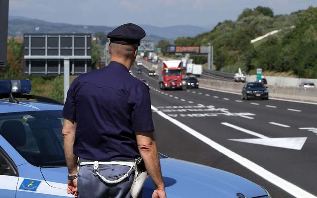Uomo e una donna morti sotto cavalcavia A1, ipotesi omicidio-suicidio