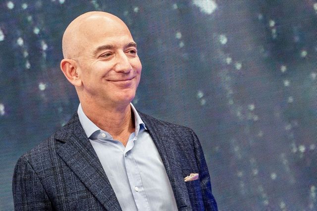 Miliardarul Jeff Bezos a vândut acțiuni Amazon în valoare de 4 miliarde dolari în ultima săptămână