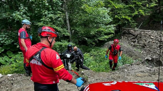 Un motociclist a fost găsit mort în Parcul Național Ceahlău, după ce a dispărut din mijlocul grupului de prieteni, pe șosea
