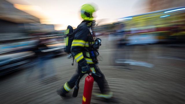 Pražští hasiči zasahují u masivního úniku plynu v Nuslích