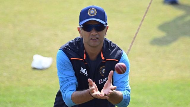 Rahul Dravid gives Rs 35,000 to groundstaff for preparing sporting pitch