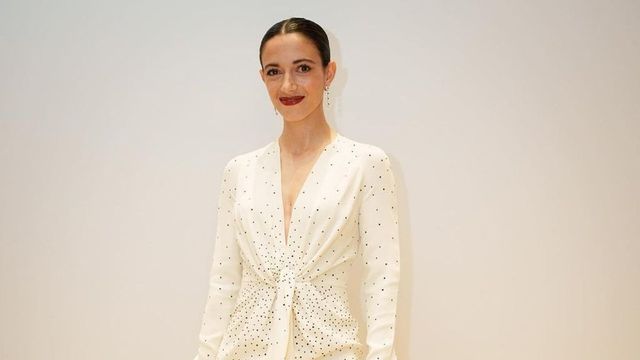 Aitana Bonmatí derrocha elegancia con un vestido blanco con brillantes de Louis Vuitton en la Gala Balón de Oro 2024