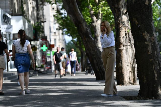 Cum va fi vremea în weekend? Temperaturi de până la 33 de grade și ploi izolate cu descărcări electrice