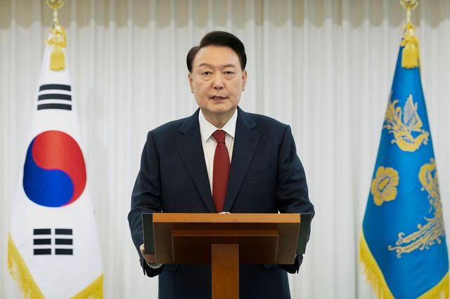 Corea del Sud, mandato d'arresto per il presidente sospeso Yoon