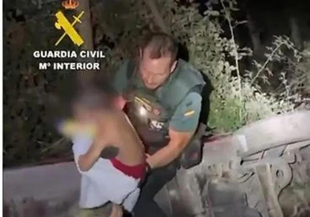 Rescate contrarreloj de la Guardia Civil de un niño y su madre que cayeron en coche por un barranco en Granada
