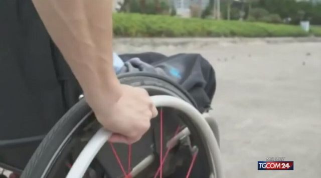 Tragedia a Lecce, cade dalla sedia a rotelle e muore a soli 13 anni dopo giorni di agonia