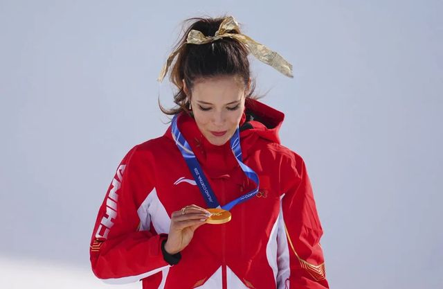 Milano Cortina, Eileen Gu in lacrime dopo l’oro nell’halfpipe per la morte di sua nonna