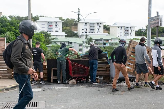 Trei români sunt prinși în mijlocul revoltelor violente din Noua Caledonie