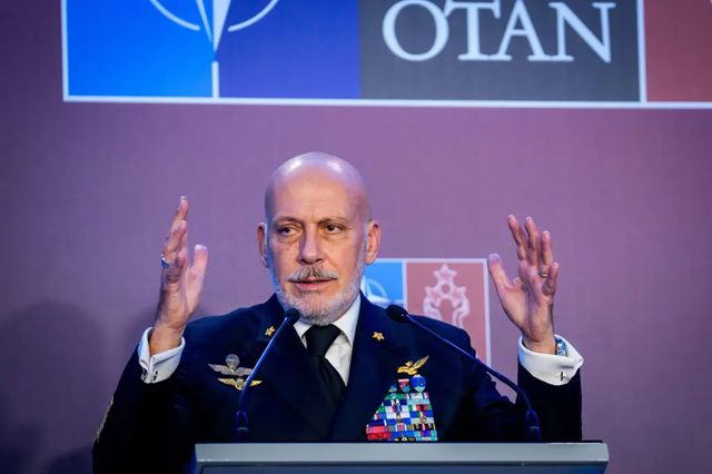 NATO ia în calcul adoptarea unei atitudini „mai agresive” împotriva războiului hibrid al Rusiei