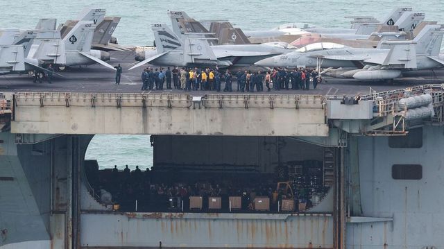 Loď USS Abraham Lincoln po devíti měsících na moři dorazila do Thajska