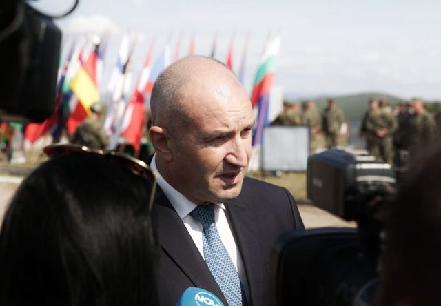 Важно е да изградим стена срещу покварата във властта, символ на която е Делян Пеевски, заяви президентът Румен Радев