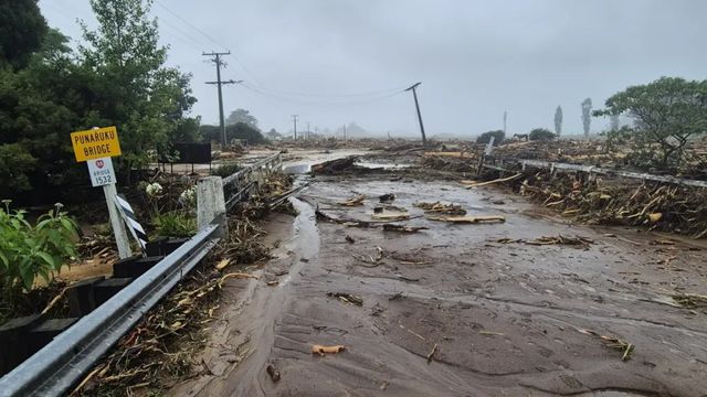 Sesuvy půdy na Novém Zélandu mají dvě oběti, pátrá se po pohřešovaných