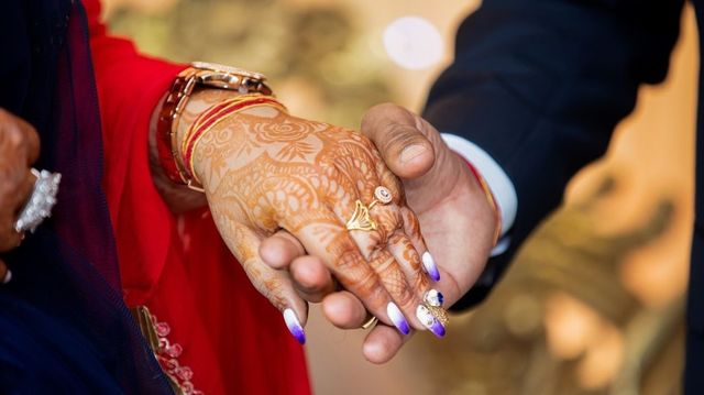 Drunken Groom Mistakenly Garlands Bride's Best Friend, Arrested