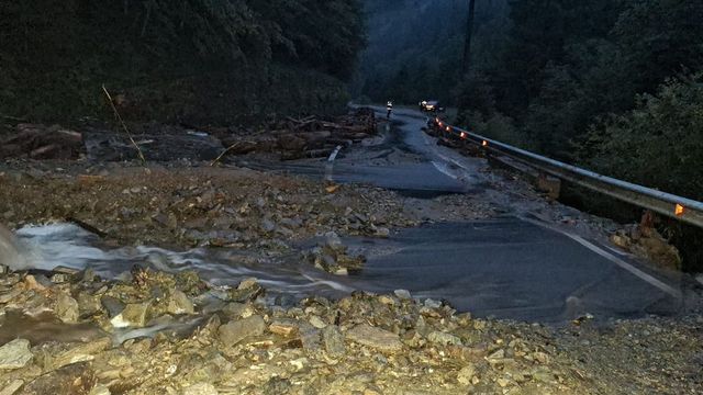 Viitură pe Transfăgărășan, zeci de autoturisme blocate