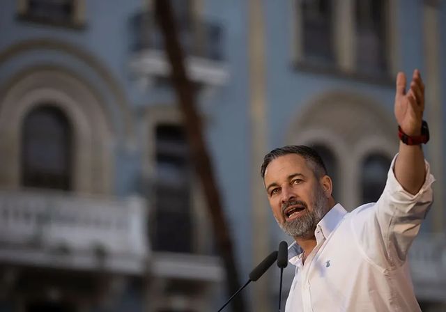 Vox coge aire con la 'prioridad nacional' y vuelve a apretar al PP