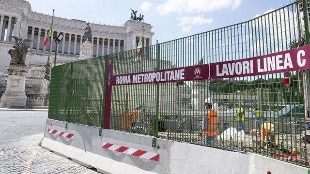 Roma, 14enne accoltellato in metro: fermato presunto aggressore