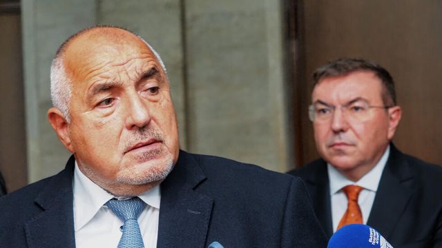 Бойко Борисов ритуално се подписа за оставката на шефа на КПК